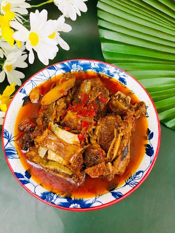 红烧牛排骨，家庭餐桌上的美味佳肴