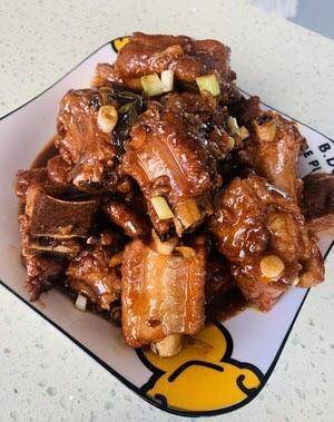 正宗红烧排骨的烹饪艺术，从选材到出锅的完美步骤