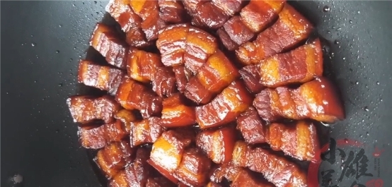 制作红烧肉的秘诀，色香味俱全的经典家常菜