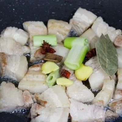 家庭美味，红烧肉与五花肉炖土豆的完美结合