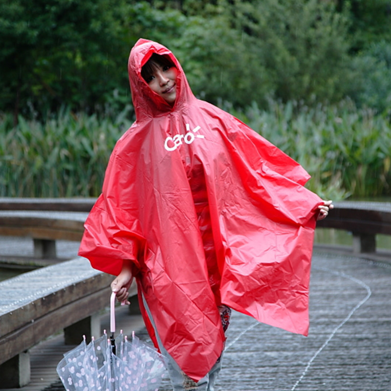 红色福豆雨衣，时尚与实用的完美结合